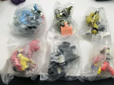 今天收到数码宝贝拼装扭蛋模型玩具，一套六只没想到20年前的扭蛋做的还挺精致的，哈哈，最喜欢这套里面的黑战斗暴龙兽了，哈哈，挖煤姬给力