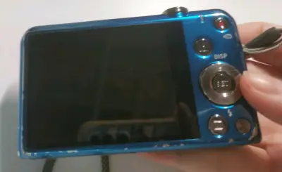 走的ems，速度很快，这两台购买的价格都十分合适，尤其是富士！拍照特别好看，而且成色巨好，卡西欧的成色符合描述，虽然不是很新，但是功能完全没有问题，所以很满意啦～