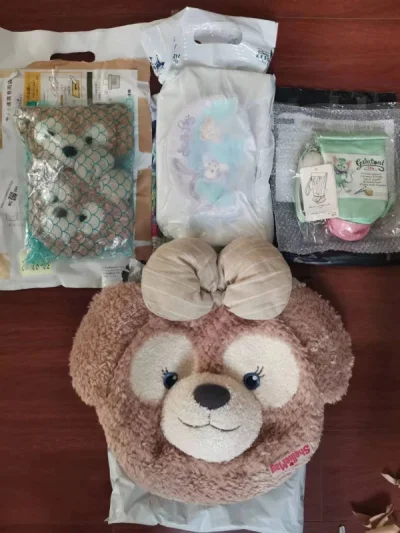 雪莉玫的大脸包也太大容量了 还可爱很好看 大衣雪莉玫也蹲了很久才买到合适的价格 东迪的挂件快收齐了 小脸包也买了两个 包包都买齐了