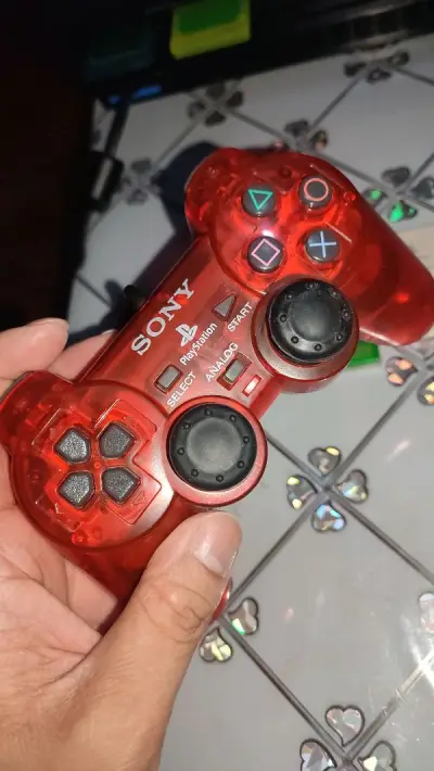 买了一个PS2控制器。是原装的，手感很好。大概95新吧。摇杆底部没有很明显的磨损。很完美的。
Ps1记忆卡都是原装的，都有SONY标志。
Ps 2G卡也都是原装的，有三菱标志。
感谢日本的卖家。
PS 2コントローラを買いました。オリジナルで、手触りがいいです。95...