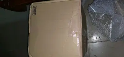 快递内外包装，这次清关有点慢，不知道是不是因为多了流程，快递有点被压了，有一个卡垫包装也被压破了，有点无语，其他问题不大，东西也齐了。