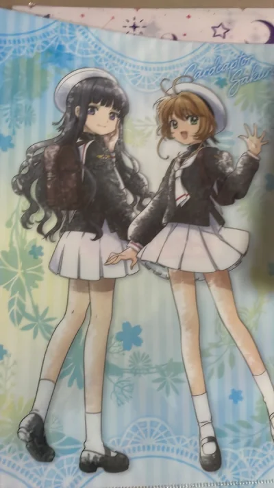 完全表现出动画里小可贪吃的形象，这个立牌非常适合造景，就摆在甜品店门口，小可亲自招揽客人啦！文件夹都是透明牌画风的，没有别的，就是比较便宜才买的。就是运费因为申报每次都额外增加30难受