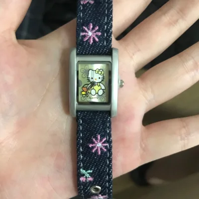 很漂亮的一只牛仔KT手表 包装盒和手表都很新 可惜的是不走针 但是还是很漂亮喜歡喜歡！会一直买买买！