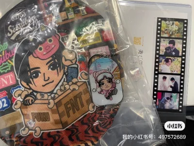 新的包裹，到了小丑人抱枕和眉笔胶片和一些小卡。这个柄的小丑人挂件一直没有收到[失望R]只好买个抱枕，飞机小卡真是太划算了，还很美貌[哇R]包装很棒，ems总体来说很快，就是又被要求补充申报了[笑哭R]