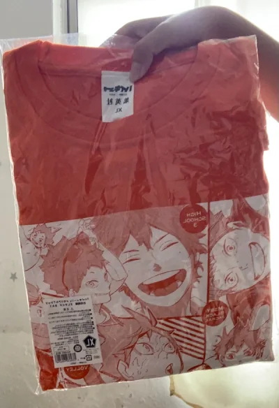 这个衣服是已经很久没在贩的衣服，在国内国外都很难买到了，国内我看了几个出售的人都是非全新而且出价在五六百，偶然知道了这个软件，随手搜了一下发现真的有！很迅速下单，物流也很快，就是在我们海关那里卡了七天，速度真的很快了！