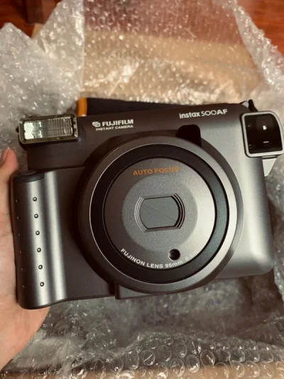 这个机器去年就想买了，去年看到的时候要2000多，这次看到降价了就毫不犹豫拿下了！实物拿到手真的很新！虽然被税了！但是拿到手那一刻感觉一切都值了！?卖家还送了一个相机包！好喜欢啊阿啊！会继续努力挖煤的！