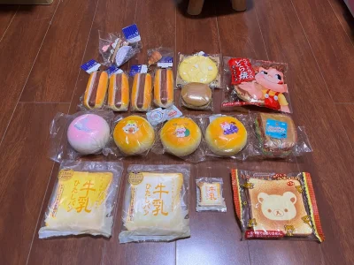 芜湖，真的真的太喜欢了，这次以很便宜的价格买到了ibloom初代牛乳和nic的汉堡，虽然不二家铜锣烧价格略高，但是他状态非常完美，希望冬天他手感能变慢一点，那就是非常爱非常爱了