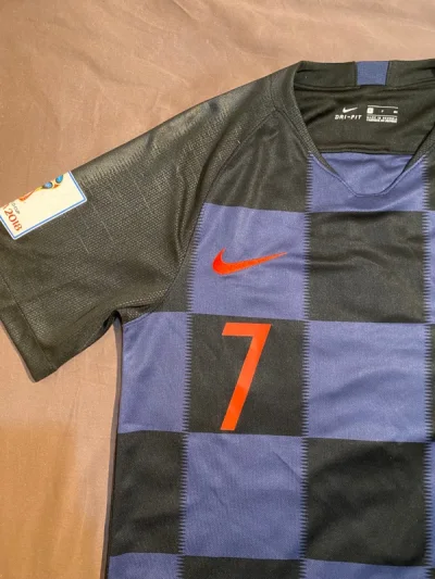 衣服本体没什么问题 但是字号上的破损没有标注 双章也是盗的 要废我好大劲去重印……只能说是风险很大 通过提供的那几张图就算本体能看出是否正， 字号和章没拿到手的话也很难分辨。物流挺好的 永远爱EP