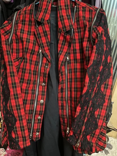 挺好看的夹克和腰封 夹克蛮朋克 少了颗扣子需要自己补一下。腰封适合搭配。走的EP未被税 速度也正常 盒子八角尖尖 我永远喜欢EP