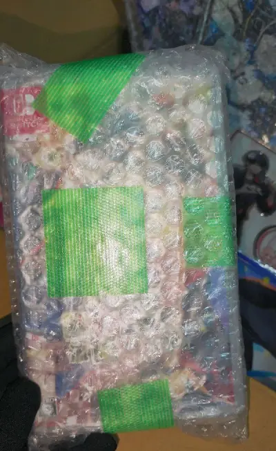 第一次在挖煤姬购买千彰的谷子，得到了很好的体验！流程全程自助下单，指引非常详细跟贴心哦，机器人快捷回答问题，好方便哦！包裹100円加固服务，开箱打开整齐放着没有压到，都用泡泡纸好好包着！购入了一直都很想要的千彰文件夹和四周年立牌，虽然是中古，摸上去和全新的一样，没有...