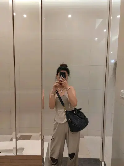 在挖煤姬购物的第二年里面，我真的很喜欢这个软件，有很多好看的物美价廉的包包，几千块钱就能买一个限量走秀款的LV真的是何乐而不为呢？挖煤姬的客服也很好，大家都辛苦了，爱你们，晚安