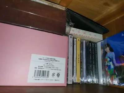 一专发售时的过气订单的过气记录www在雨林买了自留收藏用的然后去煤炉收了传教用和用来日常随便造的。
包装是蛮结实的，但国内物流多少还是有点狠。去驿站拿的时候看着店长从快递堆里抽出来而且箱子凹了个角还蛮惊悚的，不过拆开之后发现只有附赠的特典CD壳精彩牺牲。里面的相卡都...