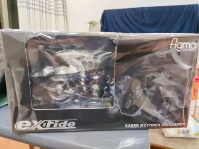 第五弹figma，同样雅虎上拍到的好价，配合上一弹的西装saber，到手比国内二手的价格还便宜一点
不过机车银色容易蹭色，特别是西装saber黑色的，轻轻坐上去就蹭色了
整体非常酷