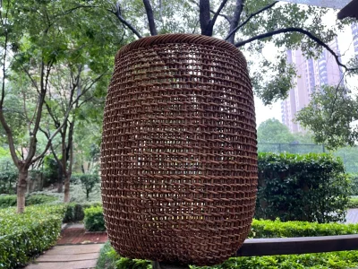 打开来就闻到单纯的中药香，当我一手抱它，一手撑伞，去绿地上拍照时，那香味始终若隐若现，是以往从来没有过的体验。在江南的梅雨中，小区很安静，在绿树掩映的一楼露台上，有人在抽烟，默默地看我。每个成年人都有自己的悲伤和喜悦吧。
在很多时候，物能够我们赐予的快乐是平静的，持...