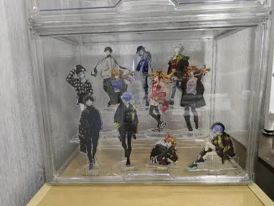 eva米山舞联名立牌终于把喜欢的给集齐了，很米很米，虽然ems很快，两天就能到国内，但是真的是单单查验啊(悲)