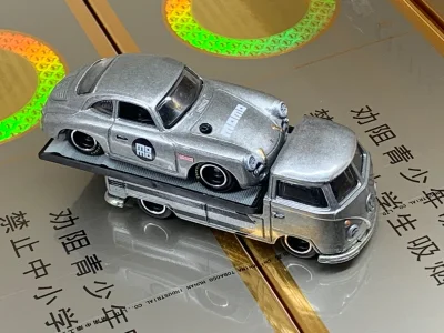 这漆面这质感绝了，bulingbuling的，看得出来拆完一直有好好保存，轮子也非常干净，没有一丝灰尘，点个赞，是个讲究的收藏家！价格也是非常实惠，只有原包的一半左右，买来玩不要太划算，就是没有板卡略微可惜~物流还算快，半个月就到手了，还是蛮开心的！