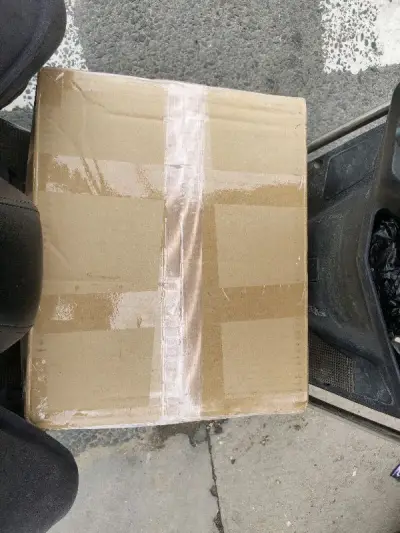 非常安全，买的可能是最后唯一保存好的，垫的泡沫纸非常多，让我的东西非常安全！东西挺大的，箱子非常牢固，没有任何损坏