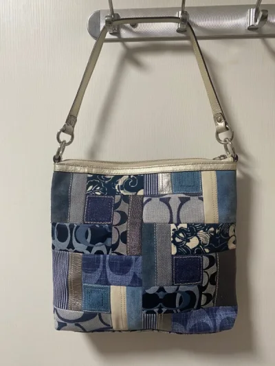 终于拿到手啦！期待很久的中古拼接小包，很有个性的一只，每次在中古商那里种草后就来挖煤姬看看，总能给我惊喜??