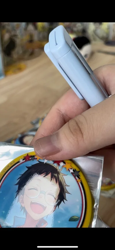 集美们好崩溃，阴花妹给了我将近16个重伤吧唧?价格不算太好我是看着数量多买的，结果柄图很多划痕且大部分在脸上，还有很多擦不掉的胶痕，背面凹的千奇百怪啊啊啊啊好想鼠?p1p2是正面伤p3是当时收到的包裹状态，很多吧唧已经脱离了泡泡纸的保护…