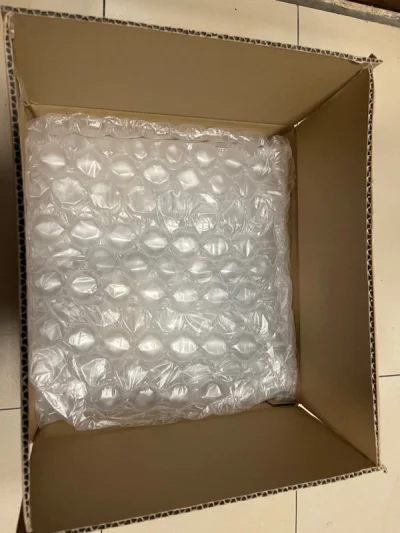 这次购物的包裹东西比较少，但是重量比较重，物流包装一如既往的严实，就是商品颜色有点差距，商家的图片显示是白色的，我收到的商品实际是灰色的。色差比较大。也怪自己没有看清商品的描述，也要提醒大家，一定要看清楚商品描述。以免造成误会。