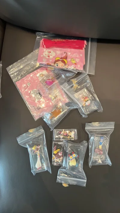 买了一套挂件9个 收到了8个 咱也不知道哪个环节出问题了 打开里面是没有信封包装的，直接散落在箱子里