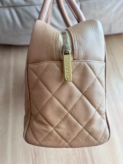 包包是很温柔的奶茶色 挺好看的 发货挺快 到手大概就是五六天那样！合单之后减重了很多呢！运费省了不少！挺不错的购物体验赞！