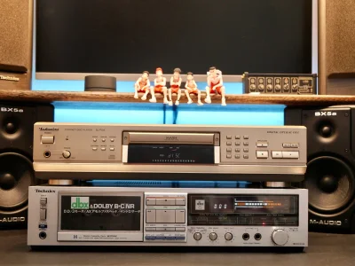 2001年的机子能有这个成色很不容易了，全网找不到第二台这个颜色的机子，香槟金带点磨砂，推力不是那种CD随身听能比拟的，不挑CD类型，试了都能播放，非常满意