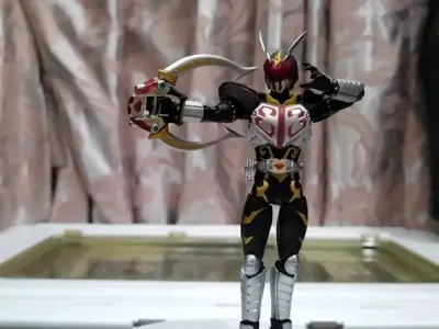 这次这一小箱，是在雅虎日拍跟一众日本宅男竞价而得的万代SHF假面骑士卡里斯，通过挖煤姬参与拍卖，虽然不能设定一个心理预期价格就撒手不管，但系统出价的速度还是很快的，只要不是最后几秒再出手一般都能正常竞价，而且不用支付保证金，也不用充值，直接冻结款项，得标了再扣款，失...