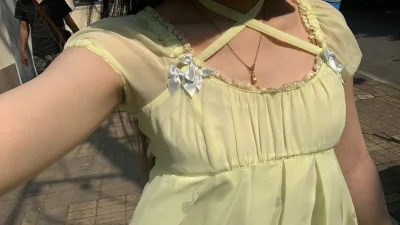 22年买的，买了两条裙子一件外套一个耳机，没有被税！又给索尼充值啦～～限定版的ambie就是好，耳套的部分是一体的就不会像普通版一样容易掉。因为之前的普通版用得破破烂烂了，结果在煤炉上淘到了全新未拆的，甚至比国内买普通版的便宜好多～另一个裙子和西服没拍照就不发啦～