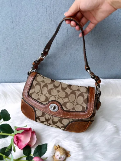 吼吼吼~~中古包真是太有感觉啦！做工比现在的好不少！款式也超经典！在这里可以淘到太多好东西啦！哇哈哈哈