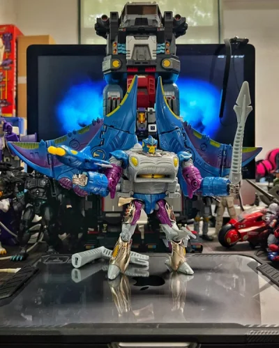 很不错发货物流都很给力，没几天就拿到了，圆了儿时的梦，与商品描述一致，盒子损可惜了一点但是东西确实全新很不错，电镀因为时间关系有点老化