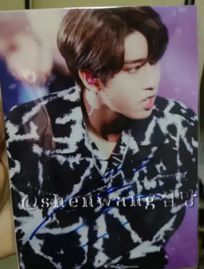 带有证书，卡也没事，包装也很细心，包裹了很多层，所以卡被保护的很好?????????????????