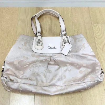 买到了很喜欢的中古包质量很好卖家，货物很好，卖家发货很快。到货也很快很惊喜下次还会来挖煤姬买东西的很喜欢挖煤姬下次还会再来的很喜欢挖煤姬