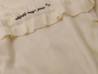 mezzo piano junior的衣物，中小学生非常适合！这次海淘的其中一件毛衣，物美价廉。非常漂亮简约，质感很好，面料舒适柔软，还很轻薄～可以轻松搭配日常的裙子甚至是校裤(๑ºั╰╯ºั๑)