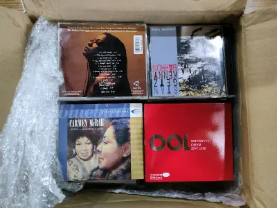 还是走的海运，顺利到达，这次稍微慢点，用了20天，外盒有污渍，可能是因为最近雨多吧，好在里面没有污损。这单40张CD，4kg多一点，还是如实填报，本来已经准备好被税了，没想到还是直接过关，有点意外，看来这真是看运气，之前被税那两单都才10多张CD