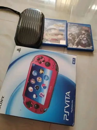 psvita-1000星辰红，非常漂亮的颜色，背面有那种闪闪的效果，机子是雅虎日拍上淘的，卖家描述真实，还送了两张卡带，好评！