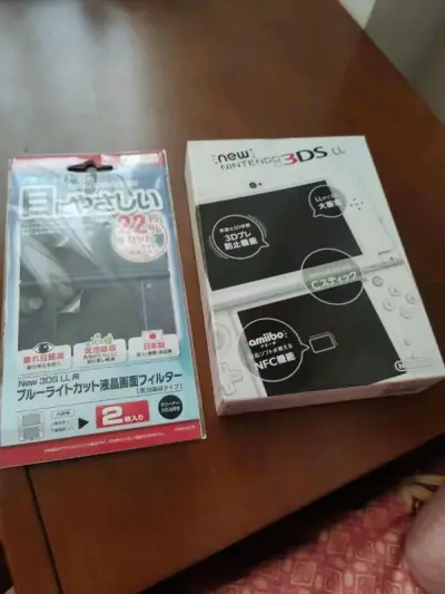 new3dsll珍珠白，这个颜色是我最喜欢的，机子是雅虎日拍上淘的，卖家描述真实，卖家还送了一些小配件，很不错！