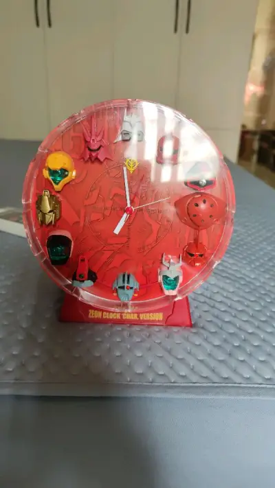 二手高达时钟，夏亚版，二手货有点瑕疵，但是价格便宜，挺有意思，每天早上被机动战士吓醒。可惜钟表税率20%。