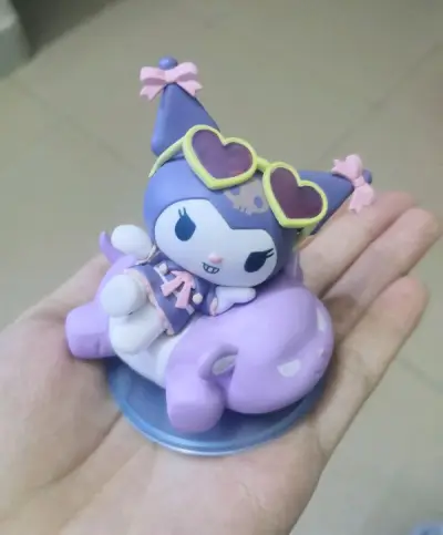 ?下单大半个月的泳池库库终于到手啦！！这一次的设计真的太可爱了，比过去的一番赏手办更有创新！这次的竹蜻蜓审核似乎比之前慢了些，等了好久都快早忘了，工作人员辛苦啦！