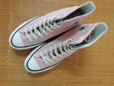 猛男粉 不是那么妖艳 又足够特别。我找它真的找了很久很久 感觉挖煤姬帮我圆梦，图片拍的不好凑合看吧！撒花?