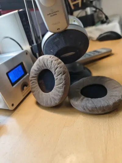 买的铁三角很早之前发布的家庭影音系统，这个商品正好配有一个良好的我所需要的耳罩，价格非常便宜，海运花了一个月不到，非常满意