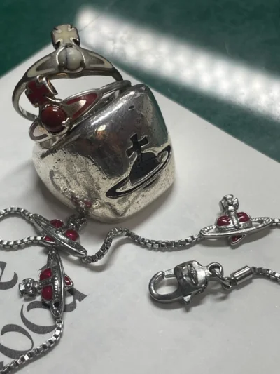 这次随便买了四件西太后的饰品，主要是看便宜，方戒戴着很有厚重感，还挺酷的，爱心手链果然还是红色的最好看！红色白色的土星都有了之后，就很想低价收个同款黑色的，害！