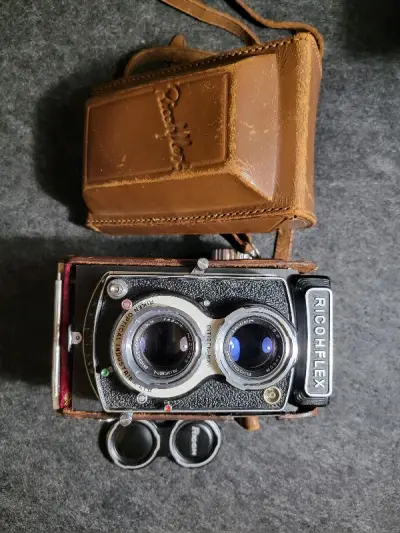 这应该是第四单，一直想买个复古相机，现在得偿所愿买了个120胶卷的，到手感觉很棒，就算不拍拿来摆着也不错，现在学着怎么用，浅浅的期待下出片效果???