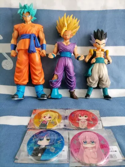 在煤炉卖家手里收了两个全身和附赠了一个半身的msp手办！状态都不错，送的悟饭半身被我装到再版黑脸悟饭的半身上了，完美地获得了一个帅气的悟饭！
另一组是四个孤独摇滚q版吧唧，状态良好，超级可爱！
快递依旧走的竹蜻蜓，总得来说性价比超棒！