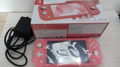 挖煤姬第1台switch lite粉色箱说全到货，果然没有让我失望，整体成色非常不错，没怎么玩，全身上下无划痕磕碰盒子都很新真收藏成色，挖煤姬发货也很快，愉快的一次购物体验！