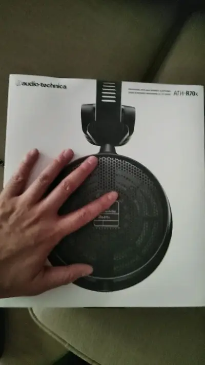 总价格比小黄鱼便宜一丢丢，和描述一致，耳棉成色较差，没有转换头和袋子，其他均好。盒子大概mg高达的体积，本体比手掌大点，佩戴的话两个飞翼有一定的存在感。试音用北极星essensio+推，声场左右不大，纵深感相对好些，人声素质略高于hd650，低频比650量少、干净，...