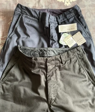 nanamica的宽松混纺长裤，版型比起紫标来说更百搭更适合通勤。由于国内有高仿，挖煤姬买更放心，性价比也更高，能比海鲜市场便宜一两百