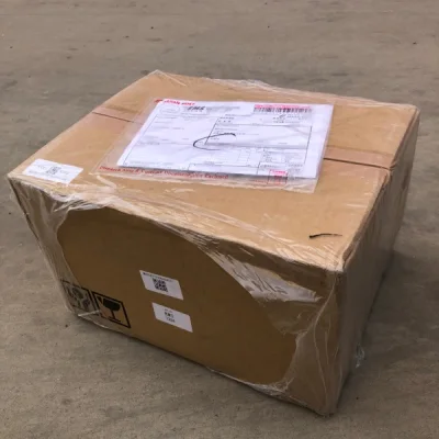 空运虽然比较快，但是经常压，不知道是发空运的人多，还是快递员太暴力了。这个包裹没有加固包装，依然是美丽的状态到手，惊喜！
从买了3年的经验来看，平台的那种比较扁的箱子最容易被压扁，这种比较高的反而很保险，哪怕不选加固服务，也基本上没啥问题。