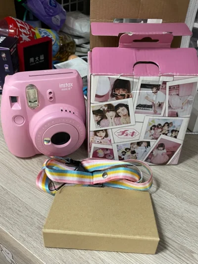 炒鸡新，而且还有40张相纸，虽然过期了但是还可以用感觉最近海运快了好多20天就拿到手了，非常方便，这应该是我的第8单，价格比国内好多了，以后买这种数码产品就到挖煤姬上买，包装也狠好，