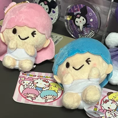 玩偶收到了特别特别可爱，包装的也很好总之是十分满意！收到梦情了真的很开心～虽然走的海运但是20天就收到了发货很快！